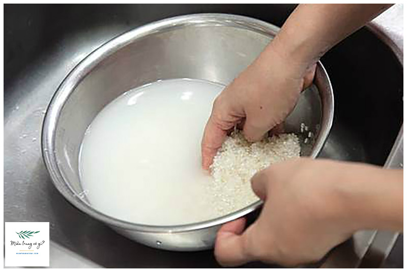 Cháo lươn nấu với rau gì cho bé.